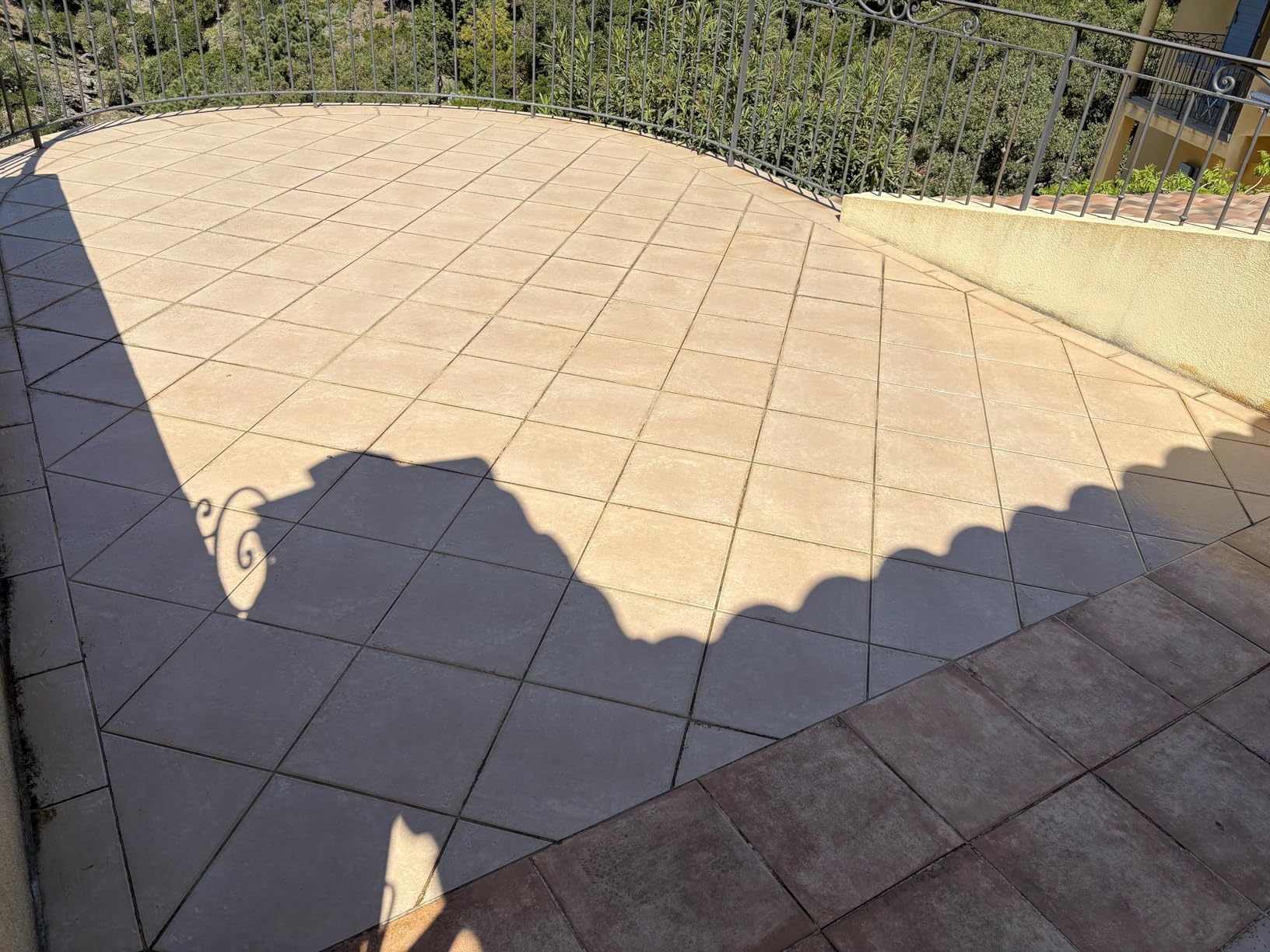Sur carrelage dehors